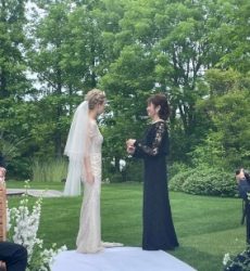 ガーデンウエディングでのワンシーン。レースの透け感が美しいブラックドレス（RMD-023：リリア・ブラウン）のお母様と花嫁様