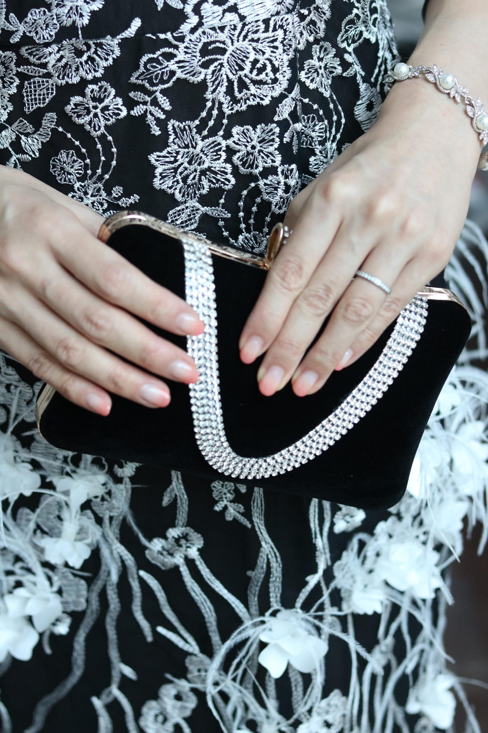 マザードレスレンタル｜RMD-033：Faye Won（フェイ・ウォン）【インポート】ブラック×ホワイト刺繍Dress