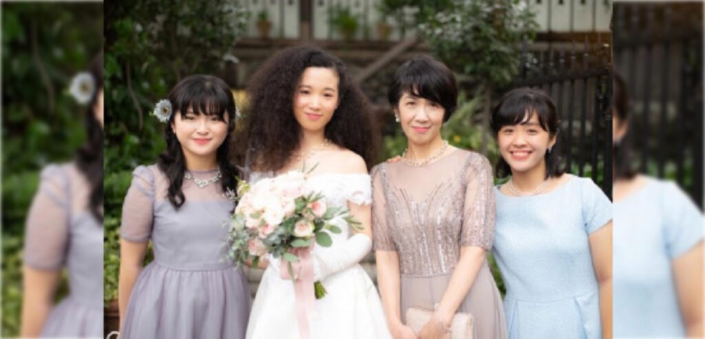 マザードレス｜RMD-032：Juria Turner（ジュリア・ターナー）【インポート】グレージュビジュー×シフォンフェミニンDress｜レンタルご着用シーン｜グレージュドレスの花嫁ママとクールパステルのシスターズのFantastic Wedding Day！