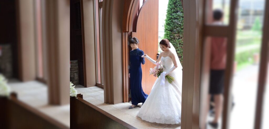 マザードレス｜RMD-039：Michel Lin（ミシェル・リン）【インポート 】ハイネック×ビジューライトネイビーDress｜レンタルご着用シーン｜ヴァージンロードに映える凛としたネイビードレスは後ろ姿も美しく…（RMD-039：Michel Lin）