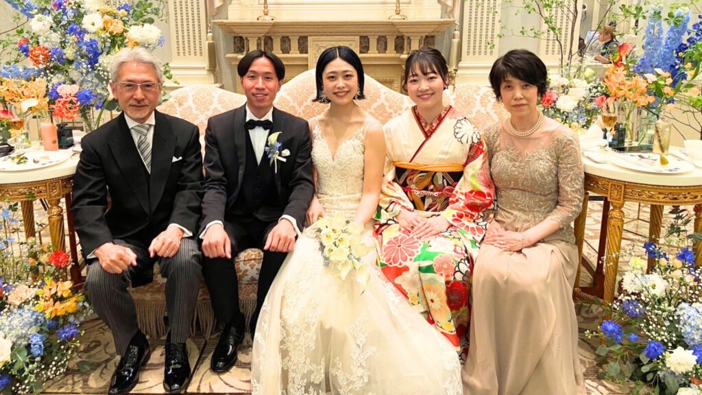 マザードレス|RMD-044:Ella Johnson(エラ・ジョンソン)【インポート】ベージュレース×ドレープシフォンDress|レンタルご着用シーン|様々なシーンに調和する、柔らかなベージュシフォン