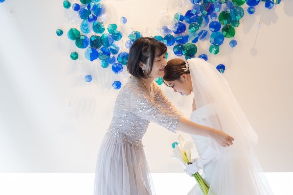 マザードレス｜RMD-042：Sofia Ford（ソフィア・フォード）【インポート】グレージュ×ビジューシフォンDress｜レンタルご着用シーン｜会場に溶け込む華やかさ、グレージュDressUp