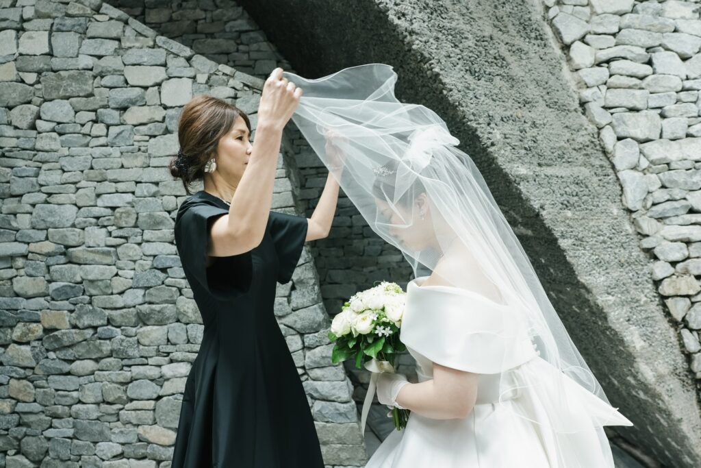 マザードレス|LCD-010:BERNADETTE(バーナデット)~ミニマムModeタフタフレアブラックDress~|レンタルご着用シーン|厳かで神聖な空間に放つ存在感、ブラックマザーDressUp