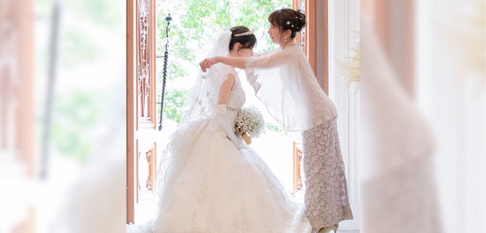 マザードレス｜RMD-010：Rachel Soou（レイチェル・スー）【インポート 】ラベンダーレースフェミニンケープDress｜レンタルご着用シーン｜「もう一度同じドレスを着たい…。」 ケープが揺れるラベンダーカラーDressUp