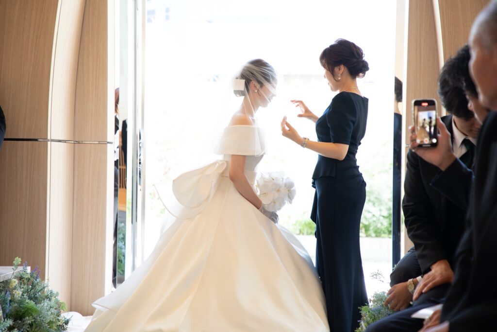 マザードレス｜RMD-106：Yulia Elliot（ユリア・エリオット）【インポート】ネイビーパフスリーブ半袖マーメイドDress｜レンタルご着用シーン｜事前の写真撮影で、ハレの日を一生の思い出に〜ネイビーDressUp✨新婦ママ編〜