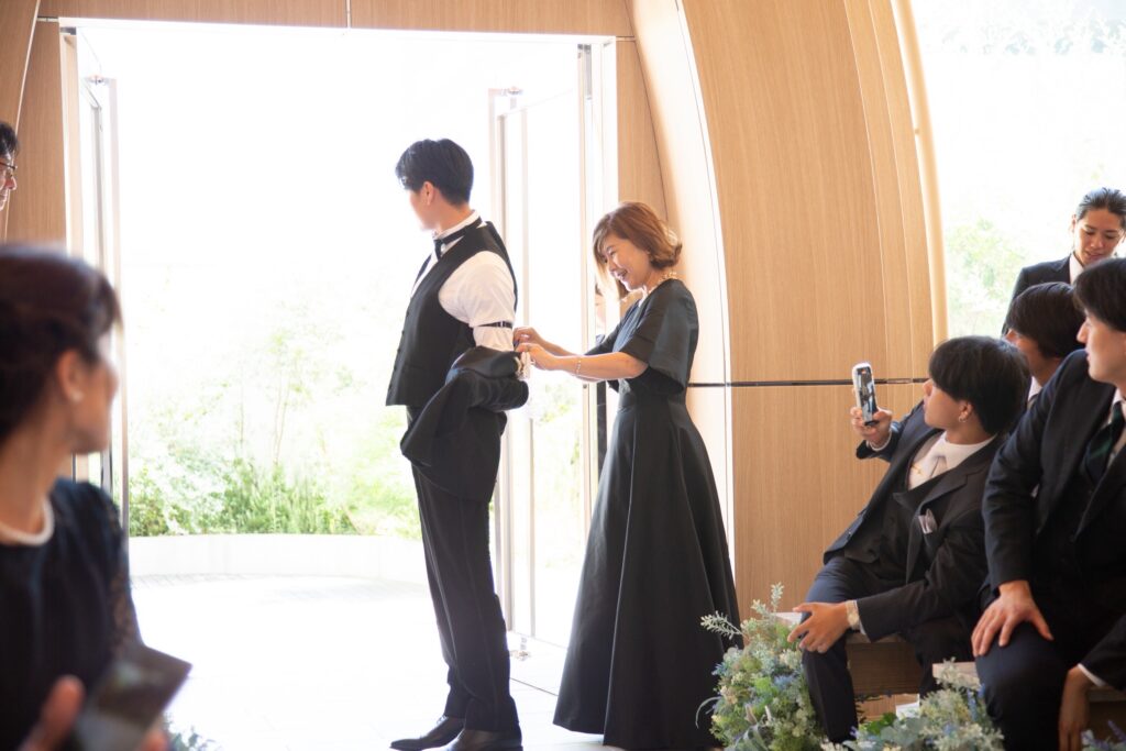 マザードレス|LCD-010:BERNADETTE(バーナデット)~ミニマムModeタフタフレアブラックDress~|レンタルご着用シーン|事前の写真撮影で、ハレの日を一生の思い出に〜ブラックDressUp✨新郎ママ編〜