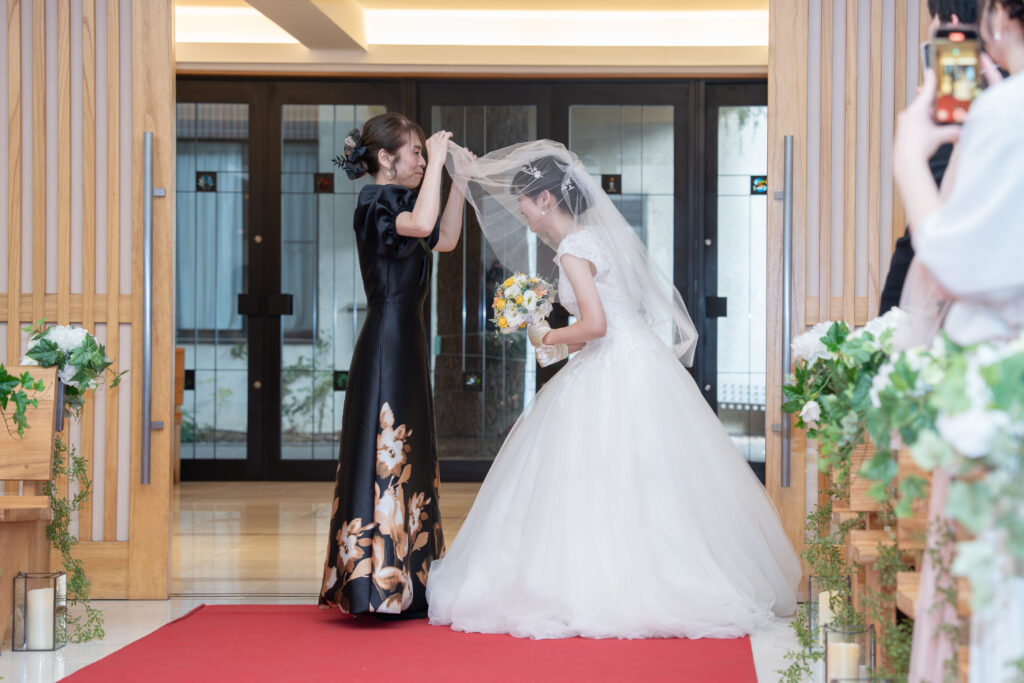 マザードレス｜LCD-043 : KAY UNGER（ケイアンガー） ブラックパフスリーブゴールド柄AラインDress｜レンタルご着用シーン｜黒留袖とも美しく調和する、存在感のあるブラックDressUp