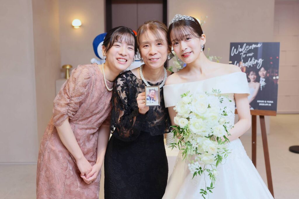 マザードレス｜RMD-023：Lilia Brown（リリア・ブラウン）【インポート】ブラックレースケープお袖フェミニンソフトマーメイドDress｜レンタルご着用シーン｜明るいカラーに溶け込む、柔らかい印象のブラックマザードレス