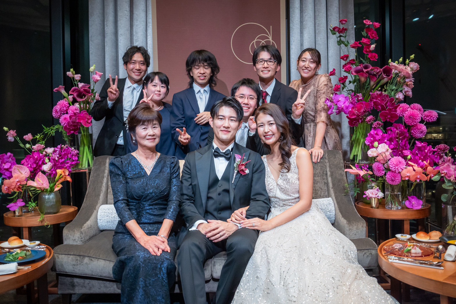 笑顔あふれるひととき、華やかな装花に包まれたご家族ショット