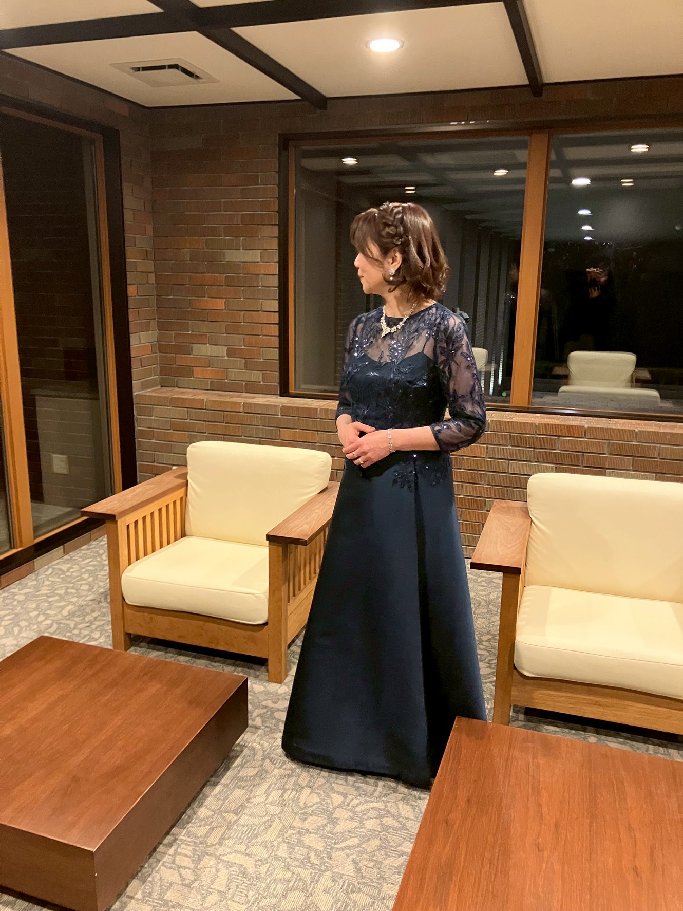 軽井沢の結婚式でネイビーのレースドレスを着用した新郎母の全身コーディネート。上品なヘアメイクとアクセサリーで完成されたフォーマルスタイル。