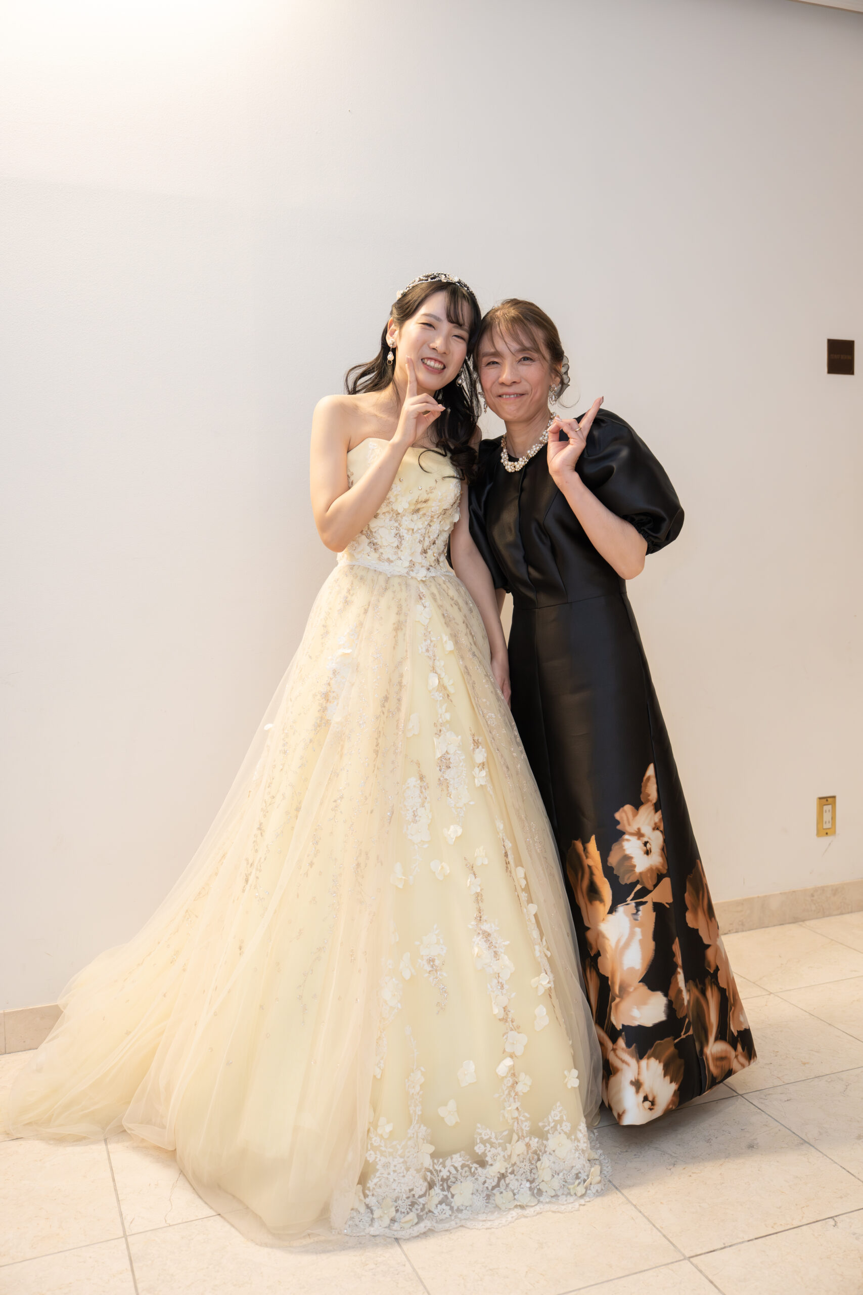 結婚式で花嫁と並ぶ母親のツーショット