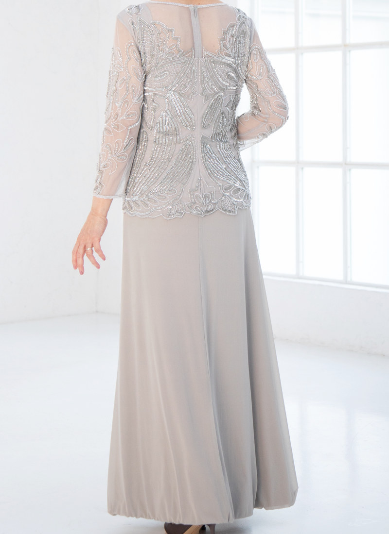 スクエアネックとレーストップスが上品なシルバーグレーのマザードレス Silver gray square neck mother of the bride dress lace top detail