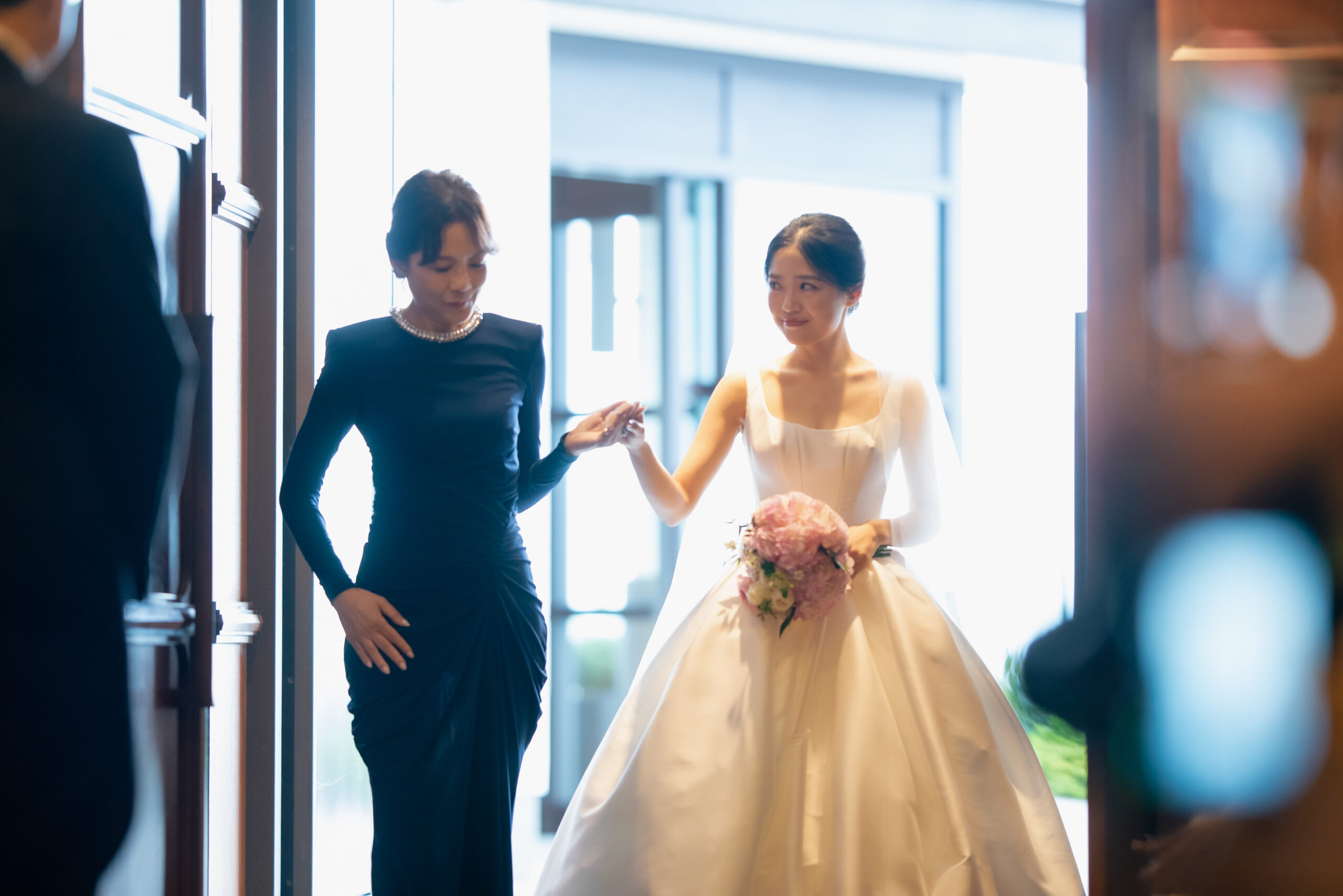 光を受けて際立つ、たおやかで凛としたシルエット