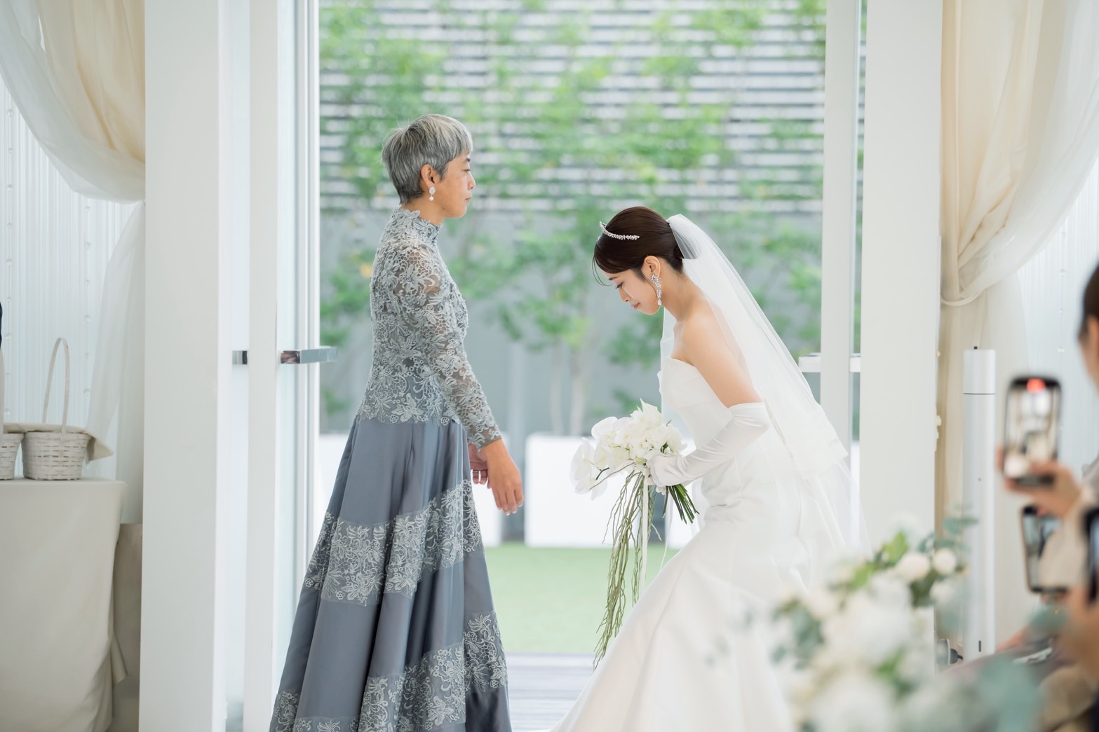 ”人生の特別な日を彩る１着”艷やかなライトグレーDressUp